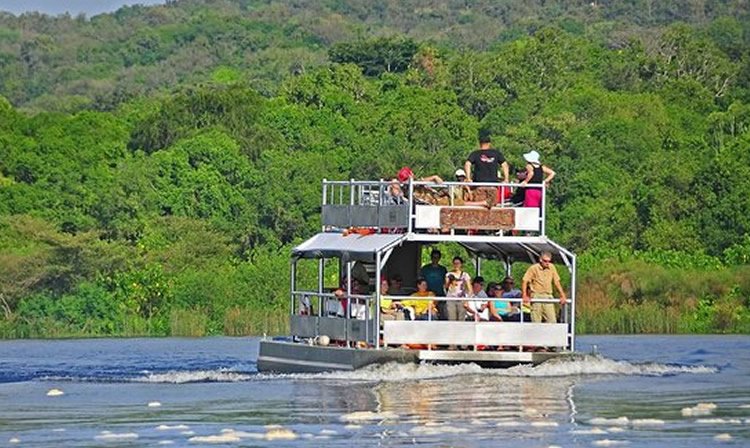 boat-cruise-in-queen-elizabeth-vs-murchison-falls